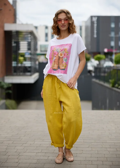Biały t-shirt damski z kolorowym nadrukiem kowbojskich botków wypełnionych kwiatami na różowym tle