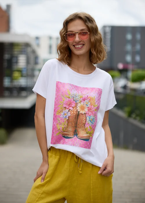 Biały t-shirt damski z kolorowym nadrukiem kowbojskich botków wypełnionych kwiatami na różowym tle
