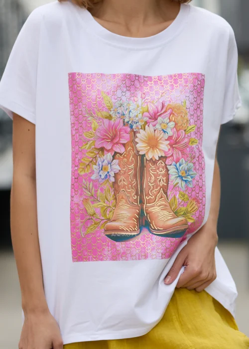 Biały t-shirt damski z kolorowym nadrukiem kowbojskich botków wypełnionych kwiatami na różowym tle