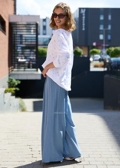 Jasnoniebieskie spodnie wide leg z wysokim stanem i zakładkami – elegancki model o szerokich nogawkach.