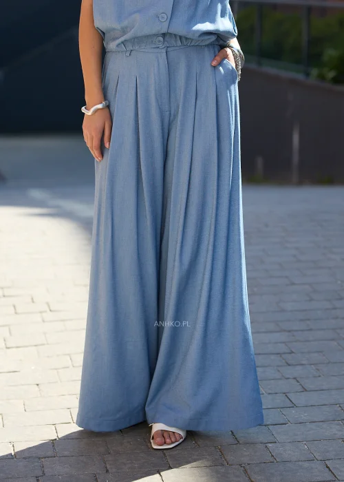 Jasnoniebieskie spodnie wide leg z wysokim stanem i zakładkami – elegancki model o szerokich nogawkach.