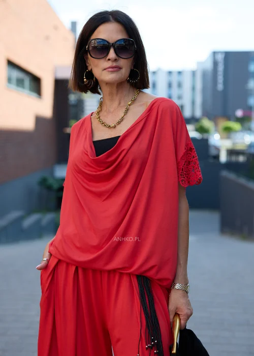 Czerwona bluzka damska oversize z drapowanym dekoltem i ażurowymi rękawami w eleganckiej stylizacji z czerwonymi spodniami