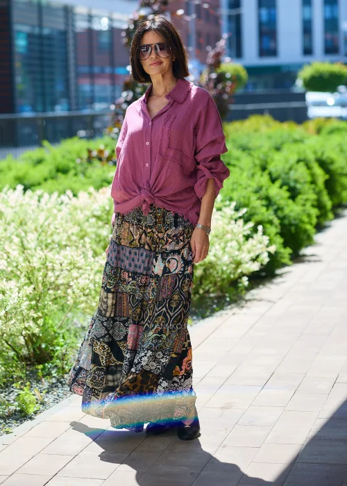Damska spódnica maxi patchwork w stylu boho z wielobarwnym wzorem, rozkloszowany fason z falbaną przy dole.