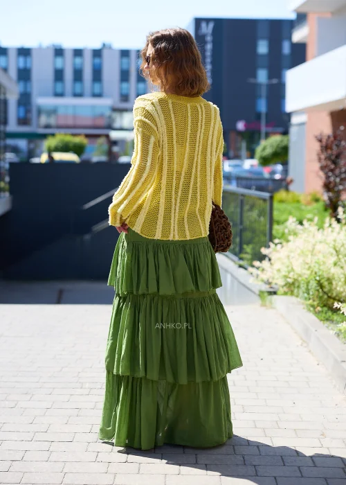 Ażurowy sweter o luźnym fasonie oversize z dekoltem w serek (V) oraz długimi rękawami. Model wykonany z lekkiego, dekoracyjnego splotu z pionowymi, wypukłymi pasami, zakończony ściągaczami przy dekolcie