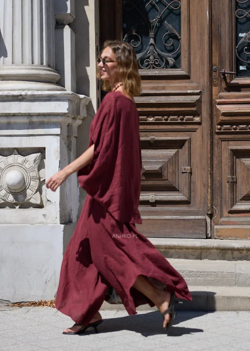 Bordowa lniana bluzka oversize damska z dekoltem V w stylizacji z bordową lnianą spódnicą maxi
