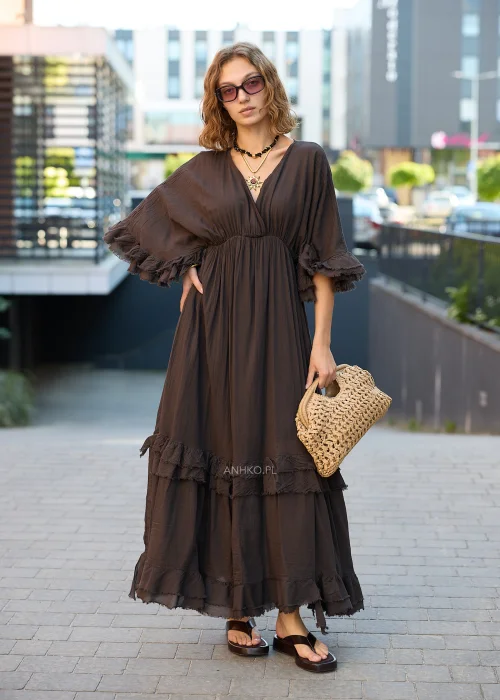 Brązowa sukienka maxi z falbanami, kopertowym dekoltem i szerokimi rękawami – zwiewna stylizacja boho.