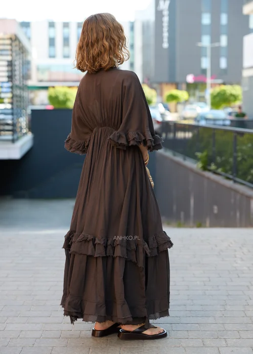 Brązowa sukienka maxi z falbanami, kopertowym dekoltem i szerokimi rękawami – zwiewna stylizacja boho.