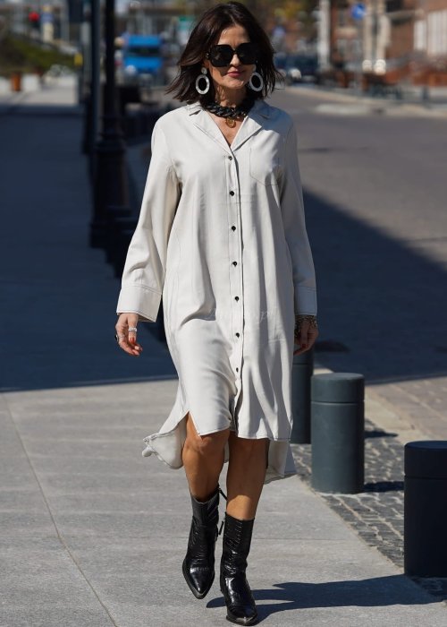 Sukienka-Freya-Beige-o-luznym-kroju-zapinana-na-guziki-z-dluzszym-tylem-2.jpg