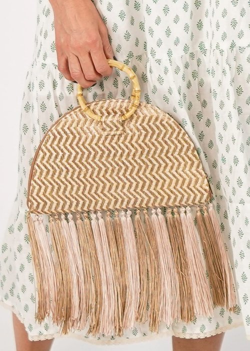 Pleciona torebka damska w naturalnym kolorze z frędzlami i okrągłymi rączkami boho
