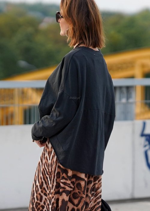 Czarna Bluza Nora o kroju oversize z naszywką