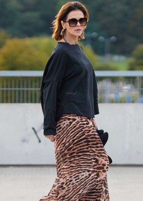 Czarna Bluza Nora o kroju oversize z naszywką