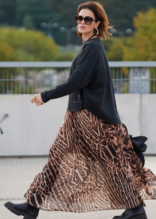 Czarna Bluza Nora o kroju oversize z naszywką