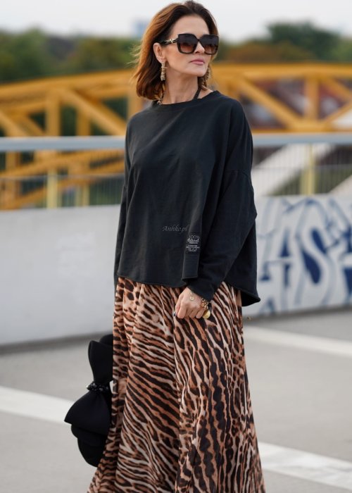 Czarna Bluza Nora o kroju oversize z naszywką