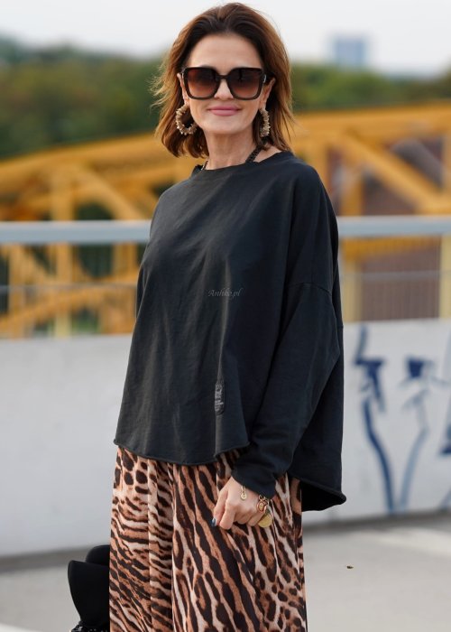 Czarna Bluza Nora o kroju oversize z naszywką