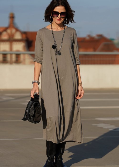Sukienka maxi w kolorze taupe z rękawem 3/4 i delikatną bombką u dołu, wykonana z bawełny, stylizowana z czarnymi kozakami w miejskim looku.