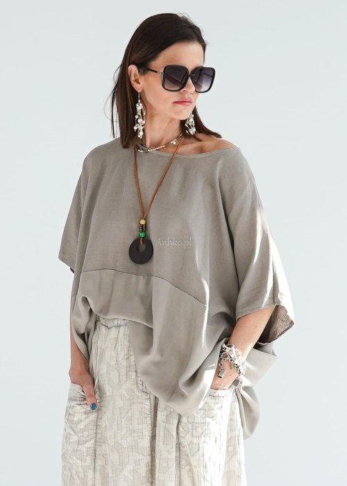 Bluzka oversize w kolorze taupe z szerokim rękawem i luźnym krojem. Stylizacja z jasną spódnicą i biżuterią w stylu boho.